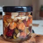 Bagremov med sa orašastim plodovima i suvim voćem