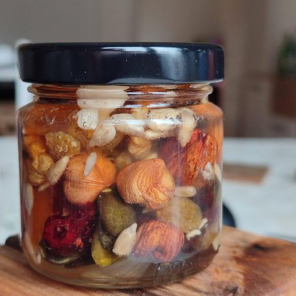 Bagremov med sa orašastim plodovima i suvim voćem